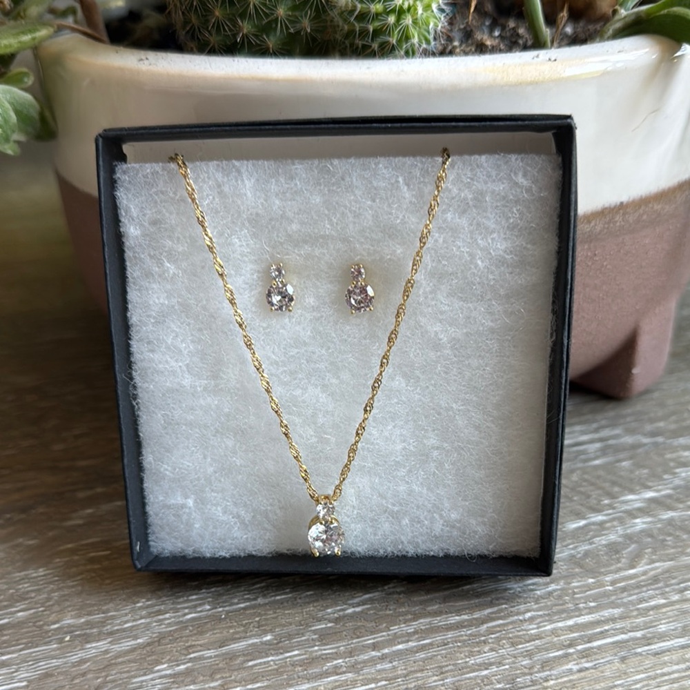 Elegant Gold Necklace and Earring Set